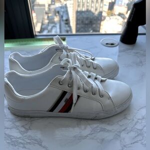 Stylish White Sneakers
Brand:Tommy Hilfiger Size:9